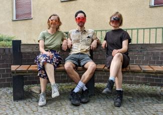 © Fabian Leßmann Im Visier der Zukunft: Florentine Schara (Schauspiel), Philipp Urrutia (Regie) und Lena Schulze Frenking (Dramaturgie) vom Theater OfW (von links nach rechts).