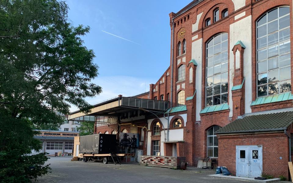 Im Anschnitt eine alte Destillerie mit Backsteinen und Verzierungen