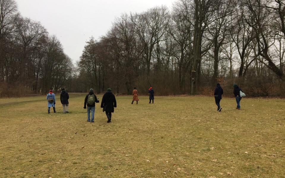 Paarweise Spazierende in einer winterlichen Parklandschaft