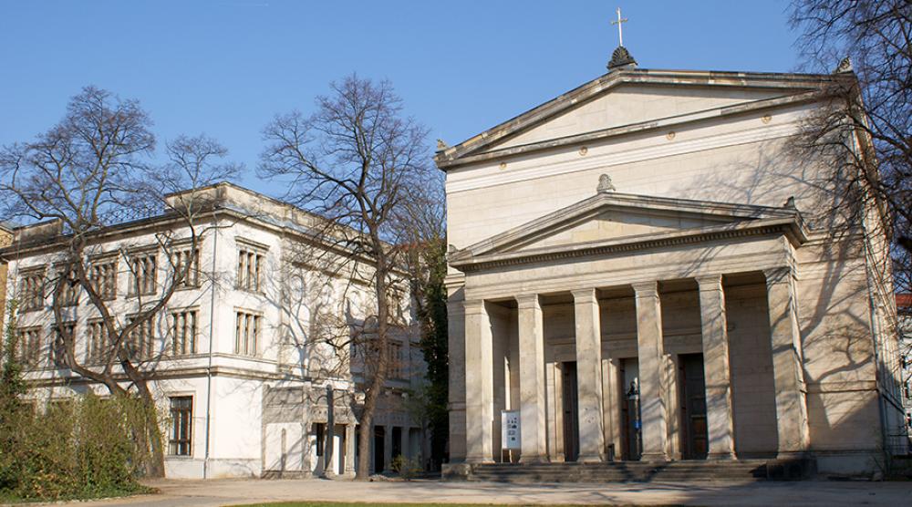 © Kultur Büro Elisabeth Außenansicht historische Gebäude mit Parkanlage
