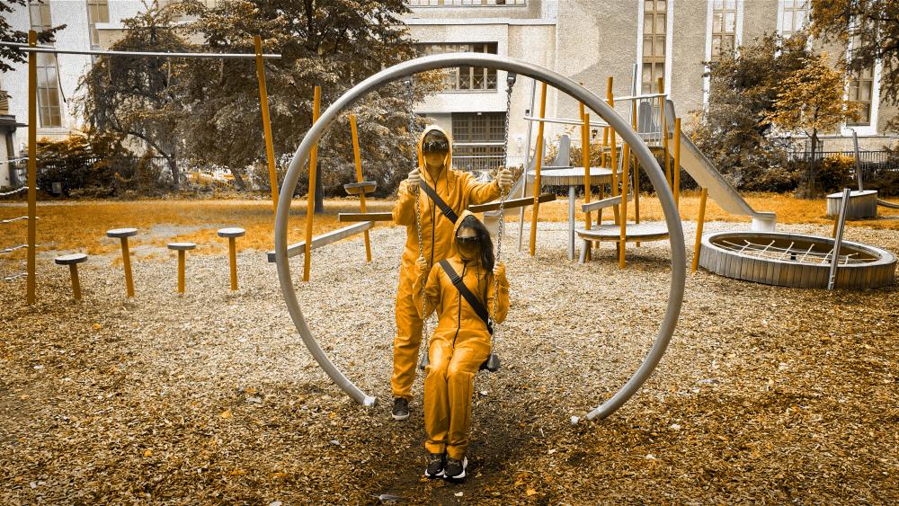 Auf dem Spielplatz am Rosa-Luxemburg-Platz Auf dem Spielplatz am Rosa-Luxemburg-Platz