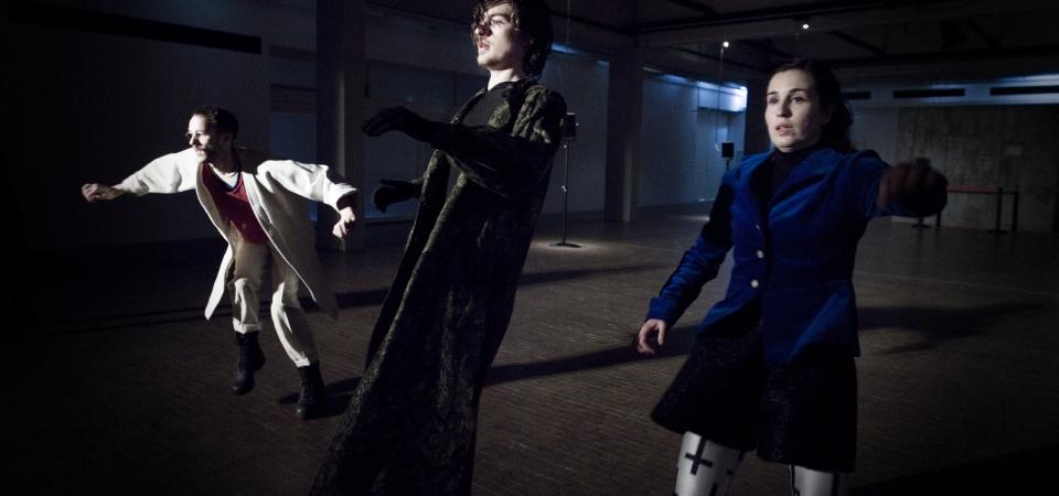 3 schwankende Personen