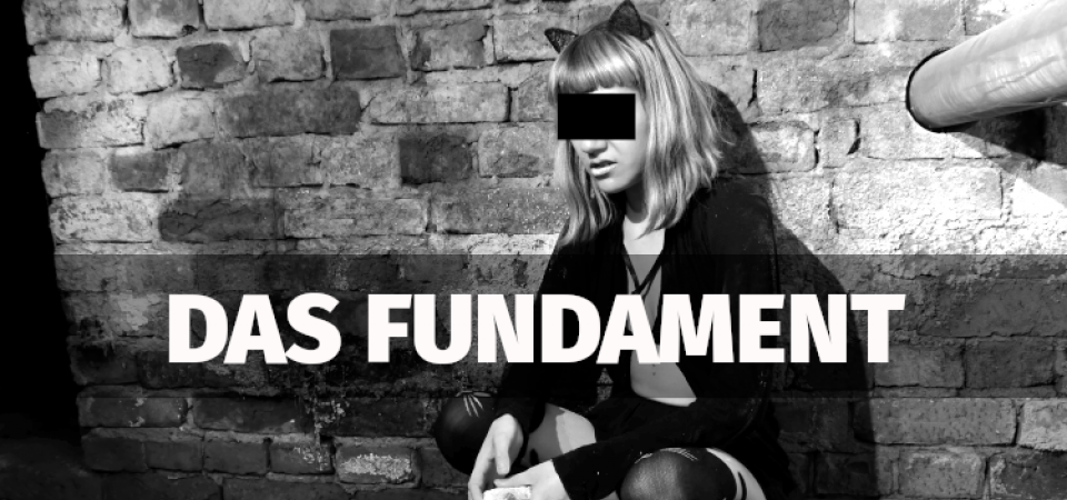 bewohnenendes Wesen von Crystal Heaven Lounge / Fundament spielt mit Steinen