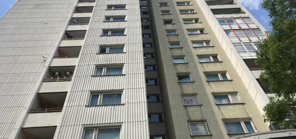 Sonnenallee 281, Startpunkt "Los ziehen und Losziehen", 26.5.22 (©Wiebke Hensle) Eine Hochhaus-Fassade